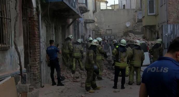 Beyoğlu’nda 4 katlı binanın duvarı çöktü