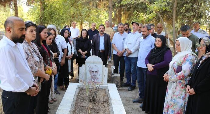 Gazeteci Deniz mezarı başında anıldı