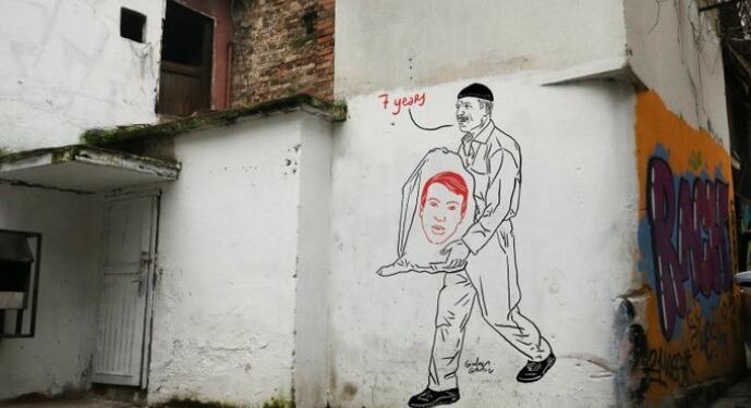 İtalyan karikatürist cenazesi torba içinde verilen Arslan ve babasını çizdi