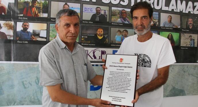 Tutuklu gazeteciler adına verilen ödülü DFG aldı