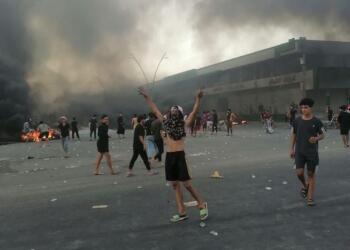 Irak’ta elektrik kesintileri nedeniyle halk sokağa indi