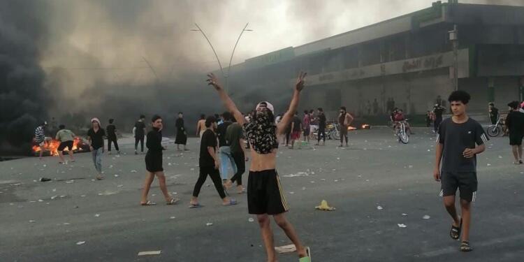 Irak’ta elektrik kesintileri nedeniyle halk sokağa indi