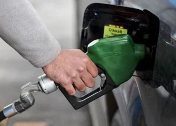 Benzinin litre fiyatına zam