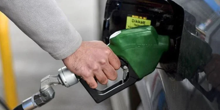 Benzinin litre fiyatına zam