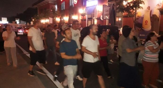 Evleri yıkılmak istenen Hacıhüsrev Mahallesi sakinleri yürüdü