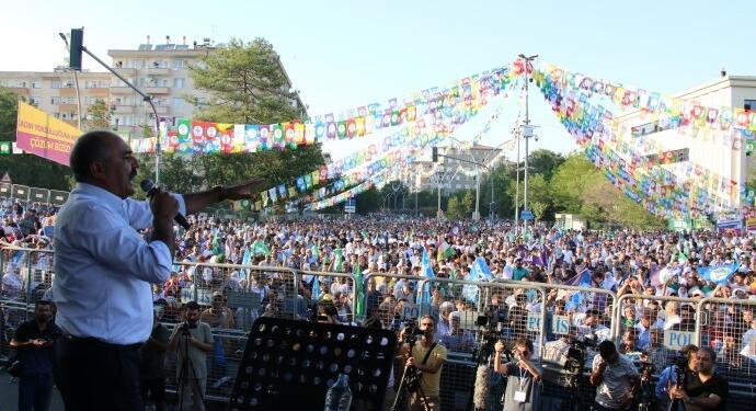 Diyarbakır’dan seslenen Öztürk: Çözüm Soçi değil, çözüm Sayın Öcalan’dır