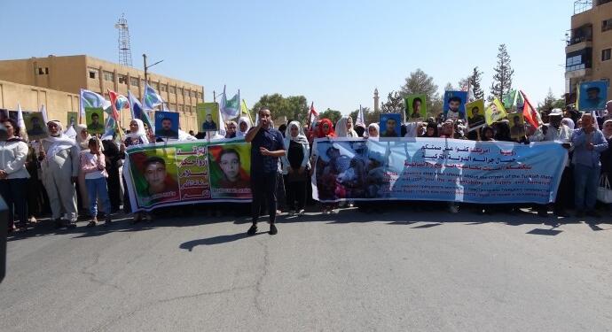 Kobanê ve Tebqa’da saldırılar protesto edildi