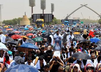 Sadr yanlıları Parlamento önünde namaz kılıp gözdağı verdi