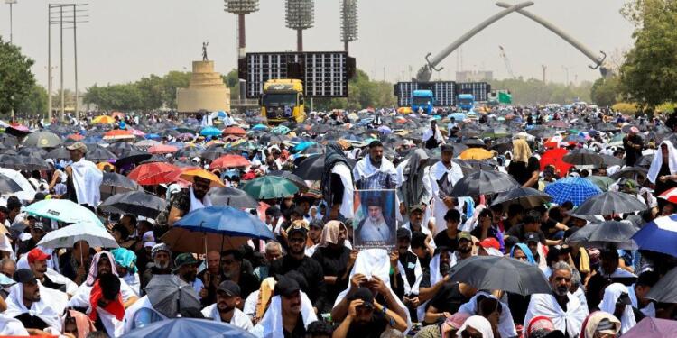 Sadr yanlıları Parlamento önünde namaz kılıp gözdağı verdi