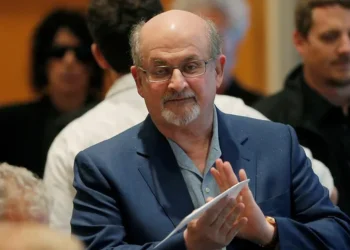 Yazar Salman Rüşdi saldırıya uğradı