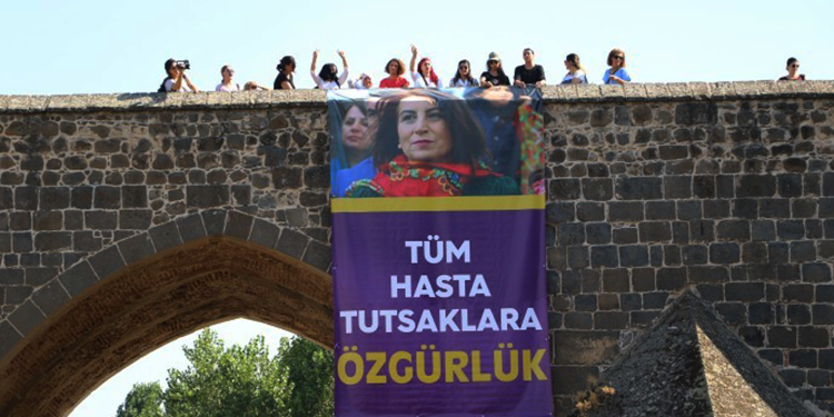 Kadınlardan Aysel Tuğluk eylemi