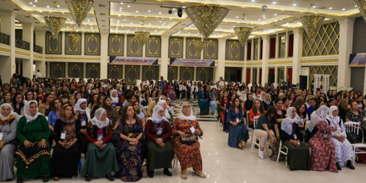 TJA konferansında Amini mesajı: Direnen kadınların yanındayız