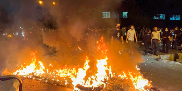 ‘Mahsa bayrak oldu’