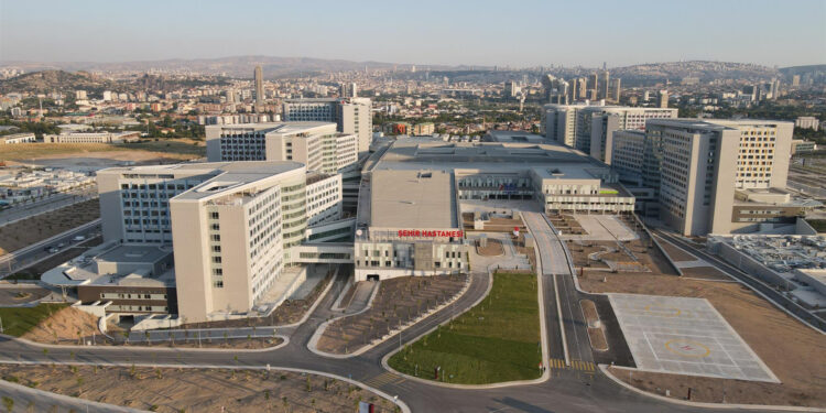 Devlet hastaneleri kapatılıyor, doktorlar ülkeyi terk ediyor