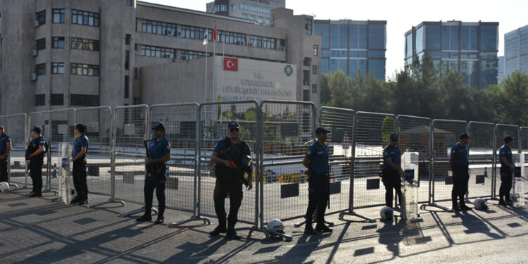 İddia: Belediyeye uğramadan 30 binin üzerinde maaş alıyorlar