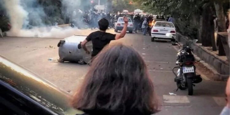 ‘İran rejimi göstericilere rastgele ateş açıyor’