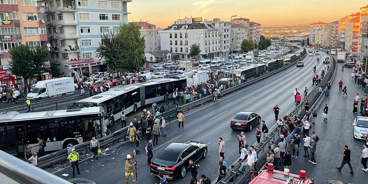 Avcılar’da metrobüsler çarpıştı: 99 kişi yaralandı