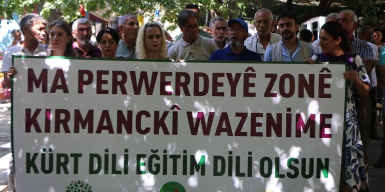 12 kentte anadil için sokaklara çıkıldı: Kürtçe resmi ve eğitim dili olsun!