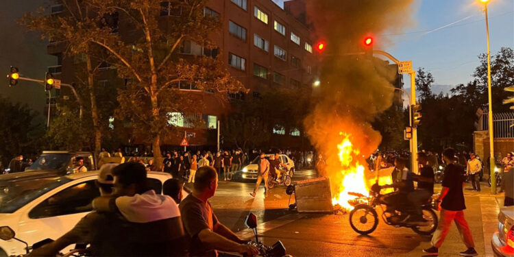 412 isimden 3 dilde açıklama: Özgürlük artık Jîna’nın zülüfleriyle örülüyor