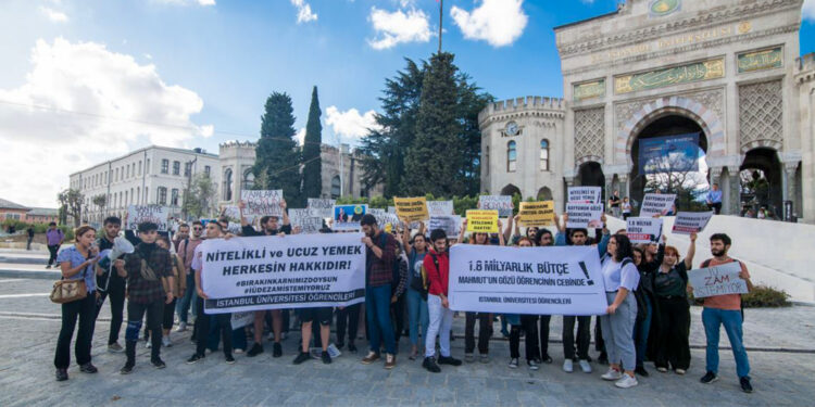 Öğrenciler çay, kayyum rektör Mercedes hesabını yapıyor