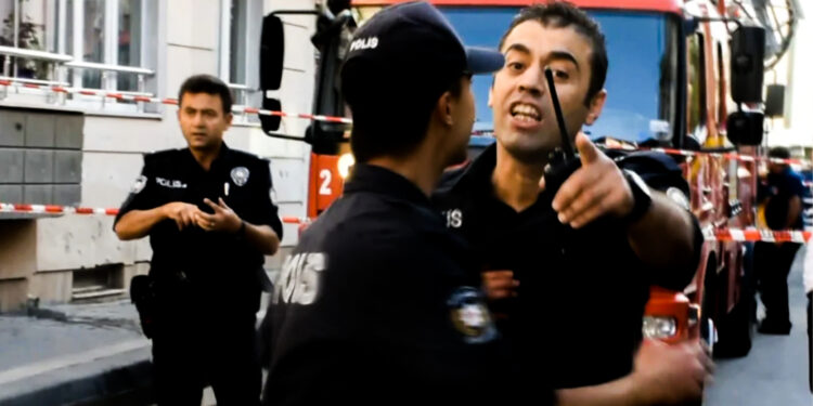 Yangını görüntülemeye çalışan gazeteciye polisten tekme