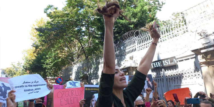 Mahsa için İstanbul’da eylem: Hukukun olmadığı yerde direniş haktır