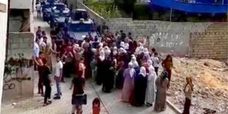 Polisten DEDAŞ için mahalleliye plastik mermili müdahale