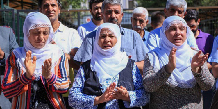Tutuklu yakınları: Devlet Kürtlere zulüm yapıyor