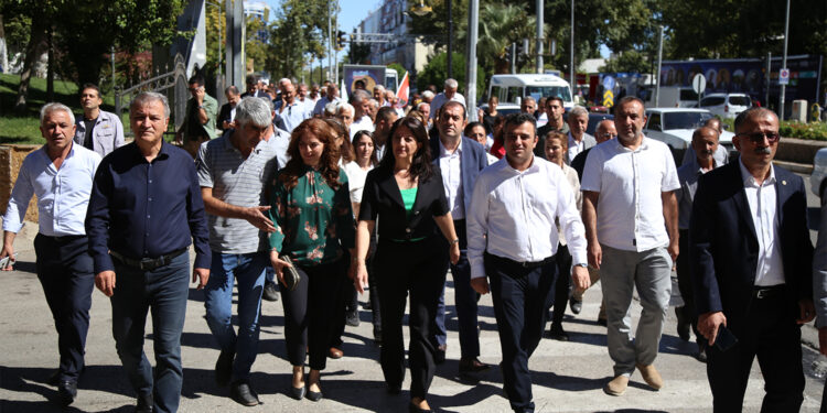 Buldan, Adıyaman’da esnafı ziyaret etti