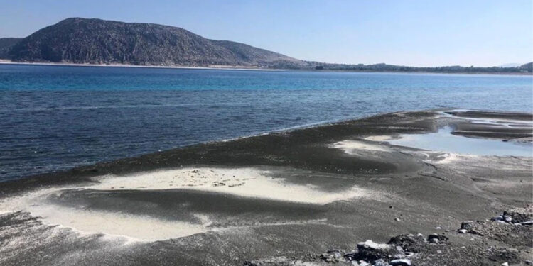 Salda Gölü için kararma uyarısı
