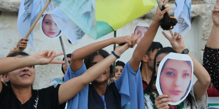 Halep’te kadınlar Amini için saçlarını kesti