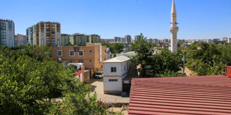 Borca batan kayyum mahalleyi satışa çıkardı