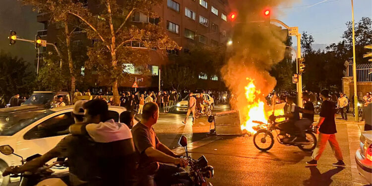 İran’da ilk defa erkekler kadınlar için meydanlarda