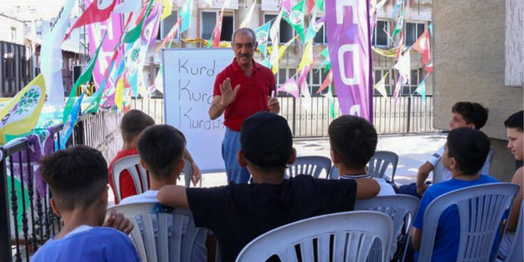 Milyonlarca çocuk anadilde eğitimden mahrum