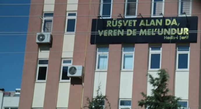 Belediye yolsuzluklarını ‘rüşvet’ pankartıyla örtmeye çalışıyor