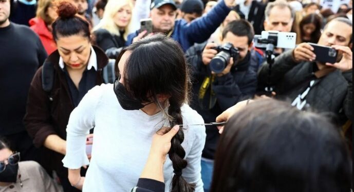 İranlılar konsolosluk önünde eylem yaptı