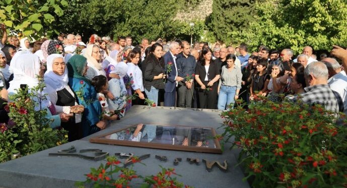 Apê Musa mezarı başında anıldı