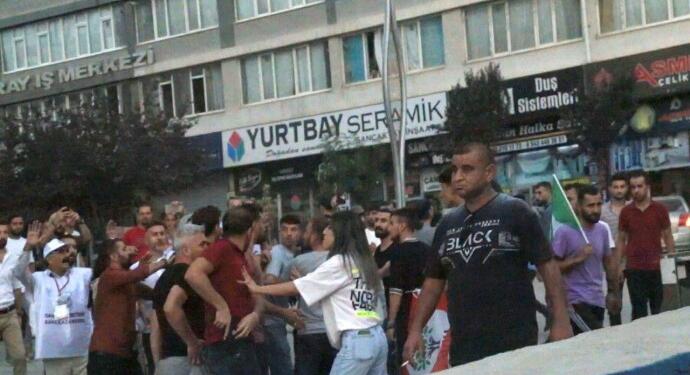 Van’da polis gazetecilere silah çekti, ölümle tehdit etti