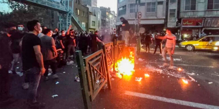 İran 8 gündür ayakta: Şîno’da halk kontrolü ele aldı