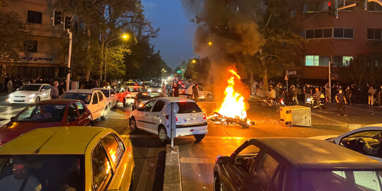 Amini direnişi yayılıyor: Kürt kenti Şeno’da polis sokaklardan çekildi