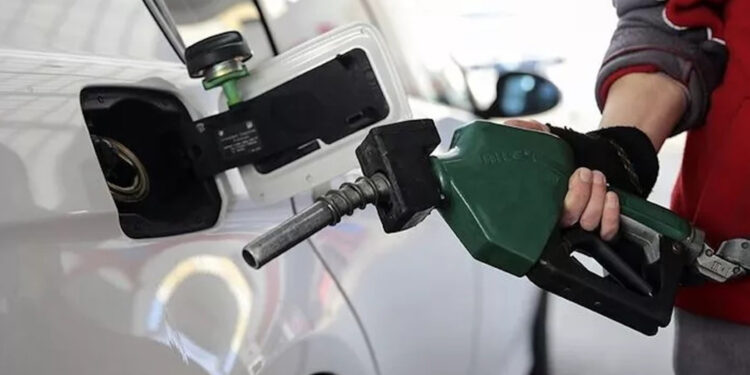 Benzine yüzde 3,25 oranında zam yapıldı