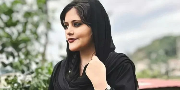 Mahsa’nın ardından: Kadınlar saçlarını kazıtarak meydan okudu