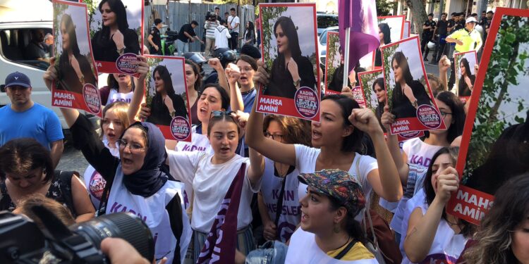 Kadınlar siyah örtüleri yaktı: Özgürce yaşayabilecek ülke istiyoruz