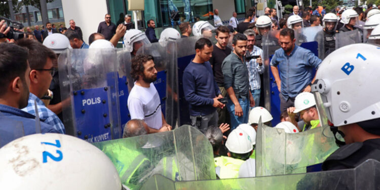 Direnişteki inşaat işçilerine polis müdahalesi: 15 gözaltı