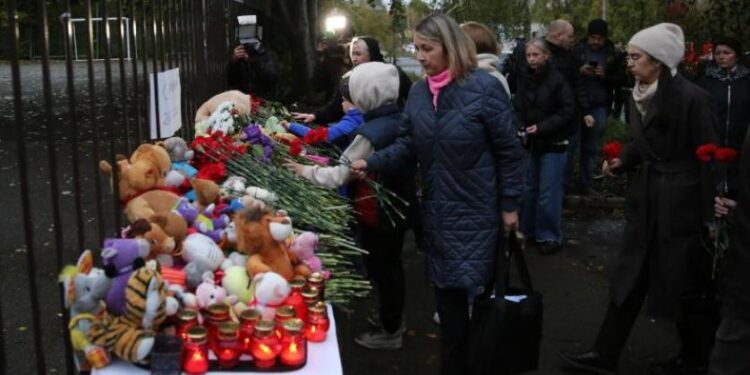 Rusya okul saldırısı: 11’i çocuk 17 kişi toprağa verildi