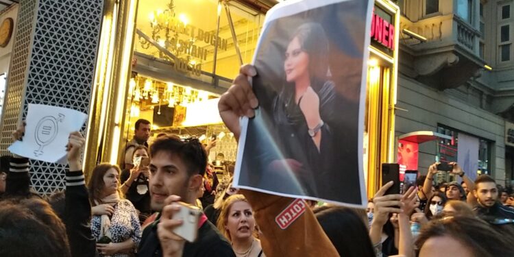 Mahsa Amini için İzmir ve İstanbul’da eylem