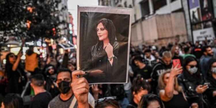 İran’da protestolar devam ediyor: En az 15 kişi yaşamını yitirdi