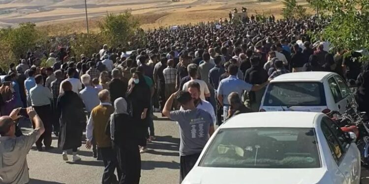 Mahsa Amini ‘Jin jiyan azadî’ sloganları ile uğurlandı