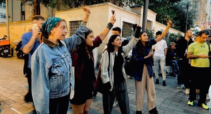 Mahsa Amini İçin İstiklal’de saçlarını kestiler