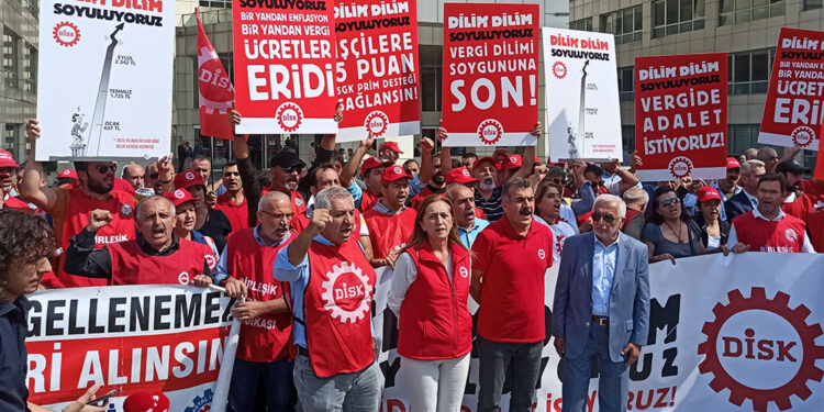DİSK’ten Vergi Dairesi Başkanlığı önünde eylem